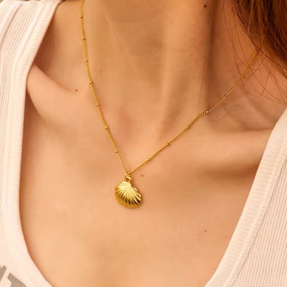 ◾️18K Gold Plated Scallop SeaShell Pendant Necklace - Picture 5 of 8